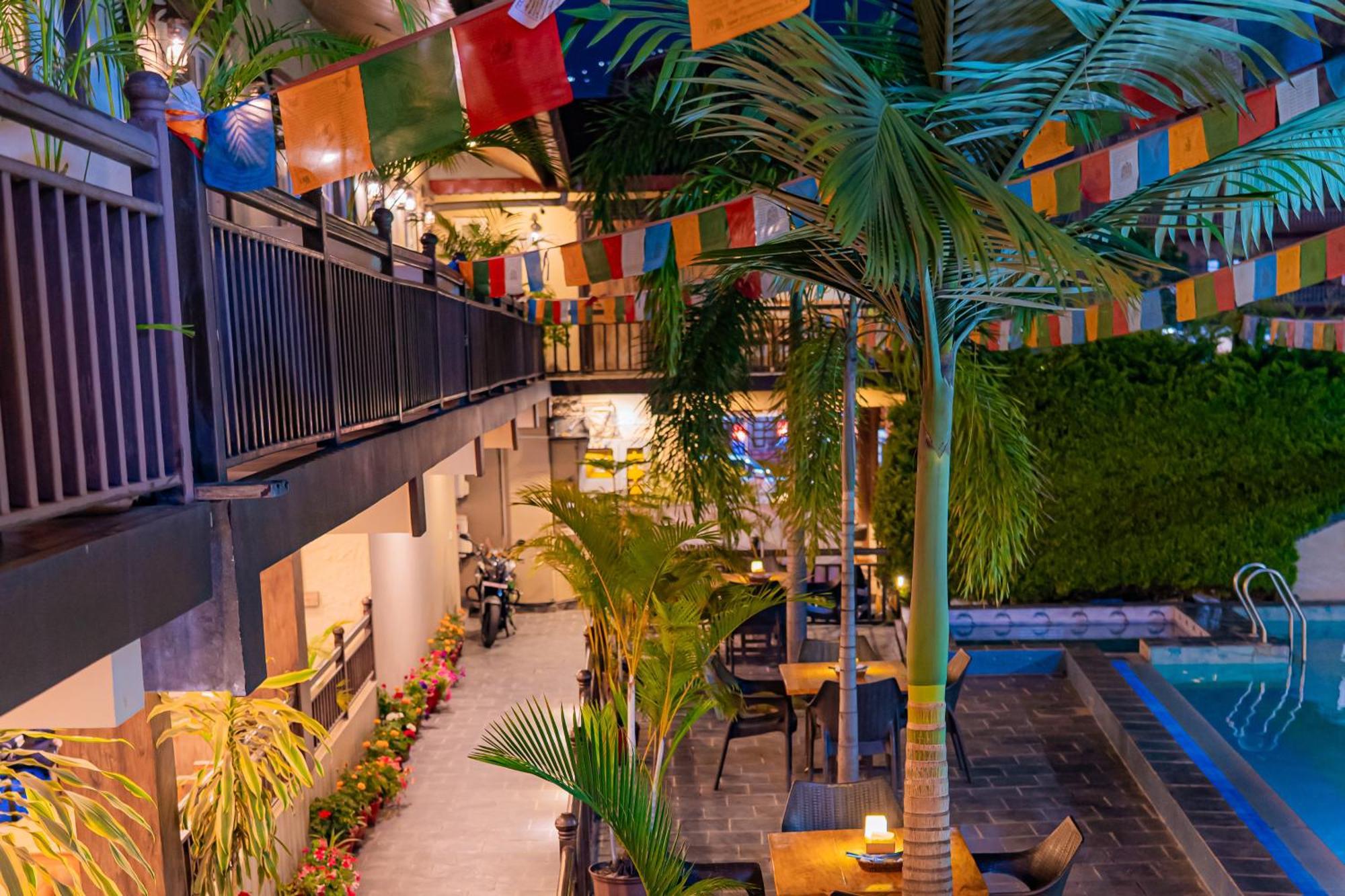 Busy Bee Resort, Pokhara Exterior foto