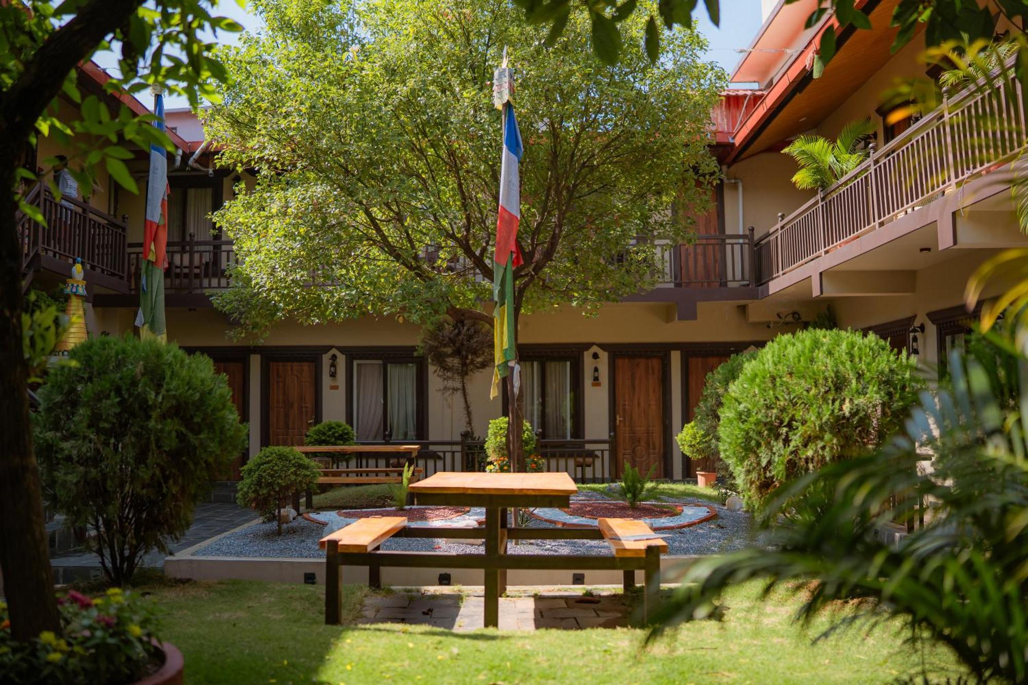 Busy Bee Resort, Pokhara Exterior foto