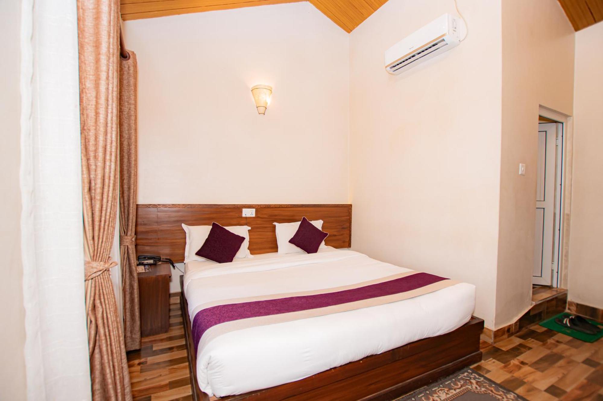 Busy Bee Resort, Pokhara Exterior foto