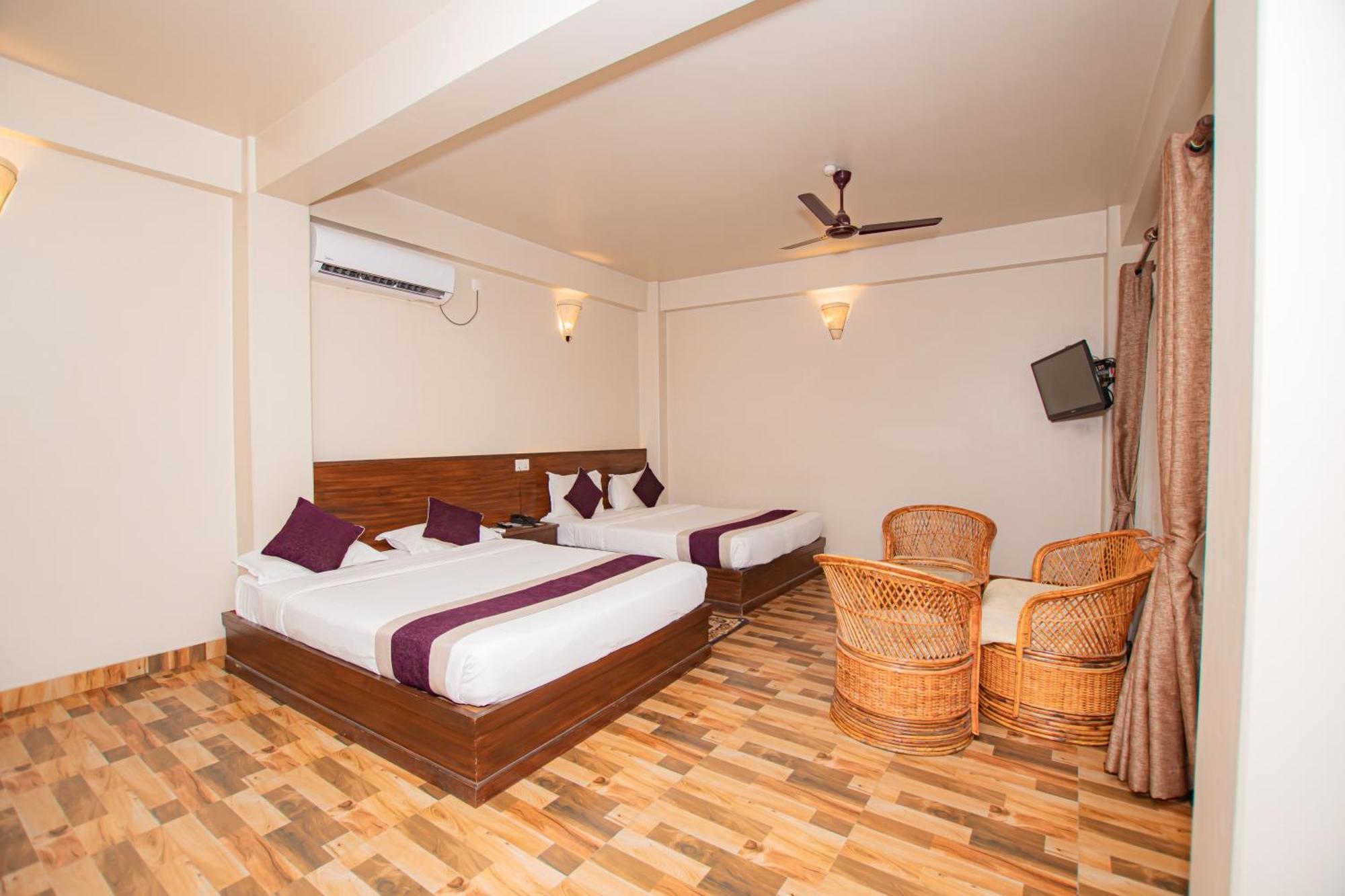 Busy Bee Resort, Pokhara Exterior foto